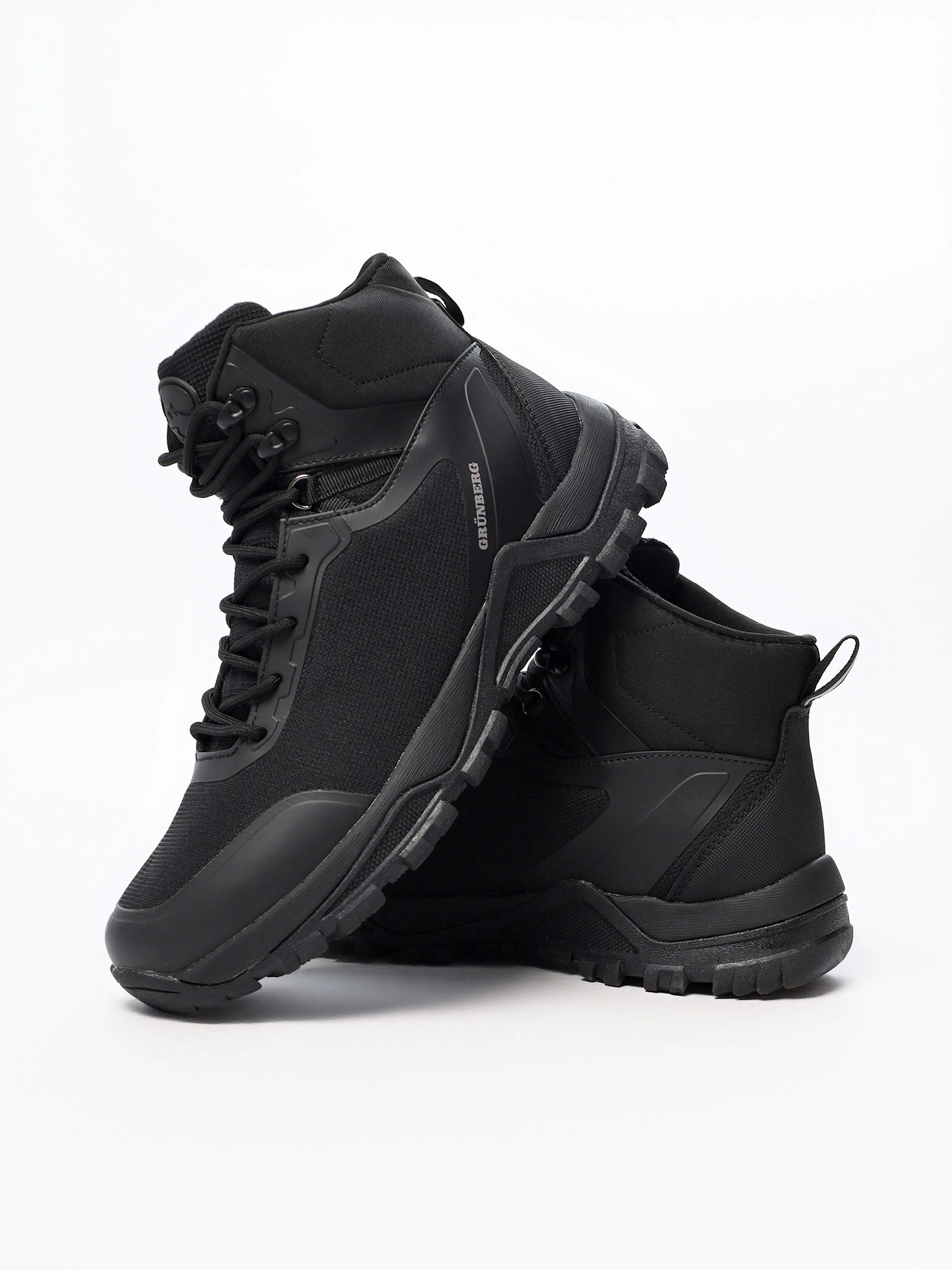 Ботинки черного цвета комбинированные на рельефной подошве